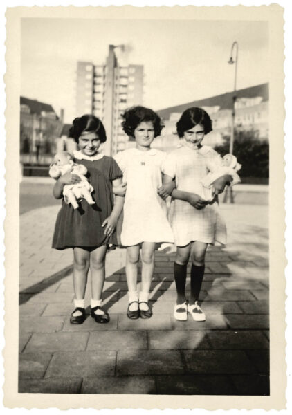 A young Anne Frank photo with friends