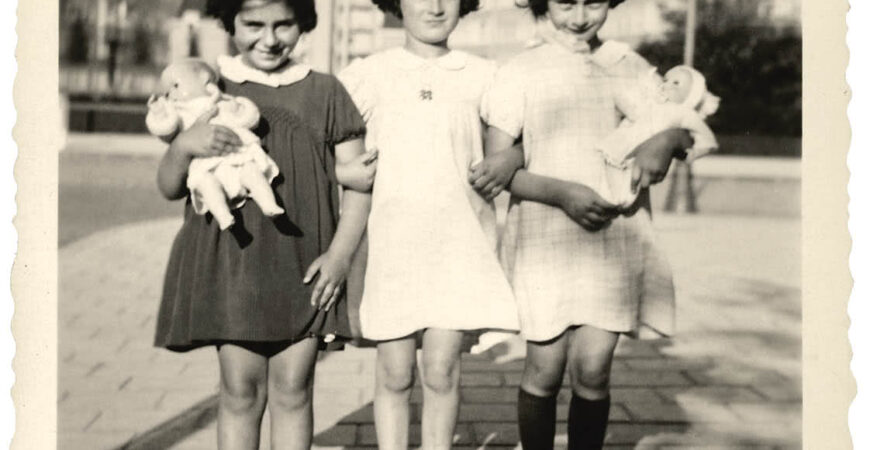 A young Anne Frank photo with friends
