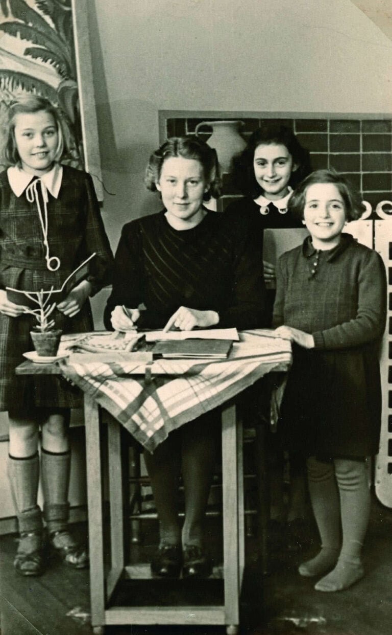 Anne-at-primary-school-with-herAnne Frank at primary school with her teacher and two classmates Martha van den Berg Miss Godron Anne Rela Salomon.-teacher-and-two-classmates-Martha-van-den-Berg-Miss-Godron-Anne-Rela-Salomon