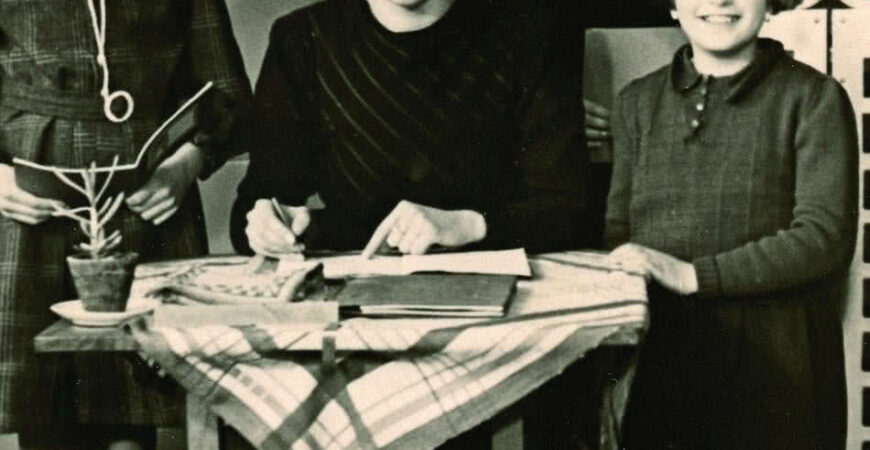 Anne-at-primary-school-with-herAnne Frank at primary school with her teacher and two classmates Martha van den Berg Miss Godron Anne Rela Salomon.-teacher-and-two-classmates-Martha-van-den-Berg-Miss-Godron-Anne-Rela-Salomon