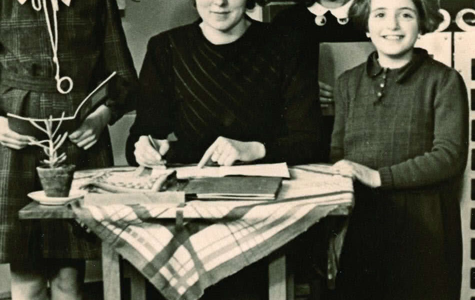 Anne-at-primary-school-with-herAnne Frank at primary school with her teacher and two classmates Martha van den Berg Miss Godron Anne Rela Salomon.-teacher-and-two-classmates-Martha-van-den-Berg-Miss-Godron-Anne-Rela-Salomon