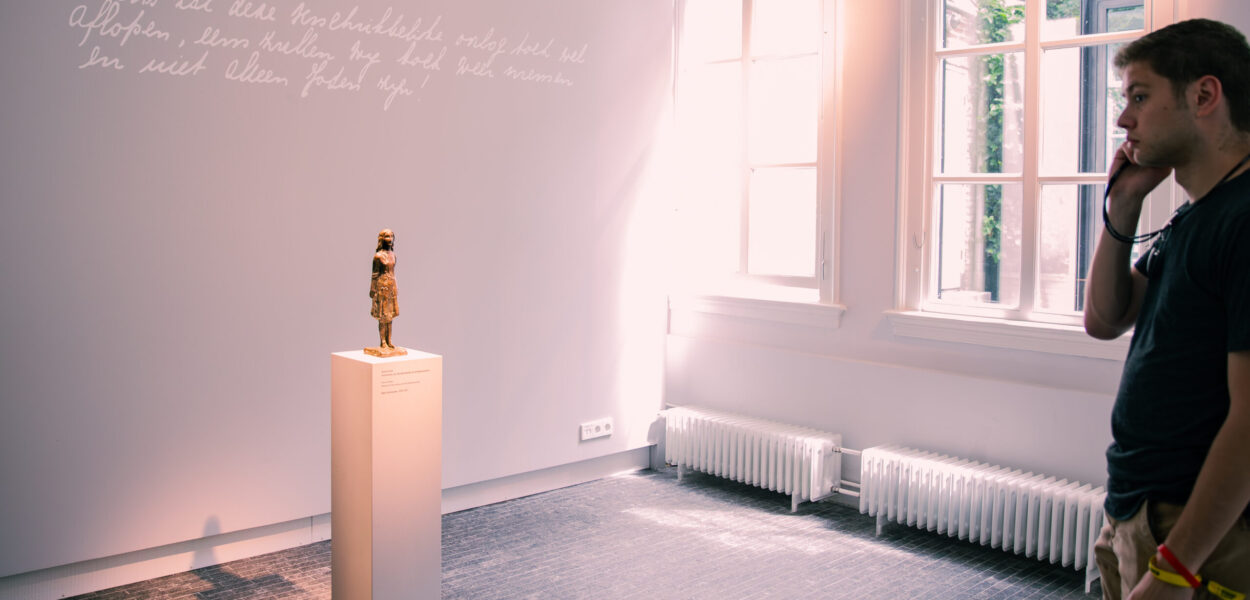 Statue Anne Frank in Anne Frank House