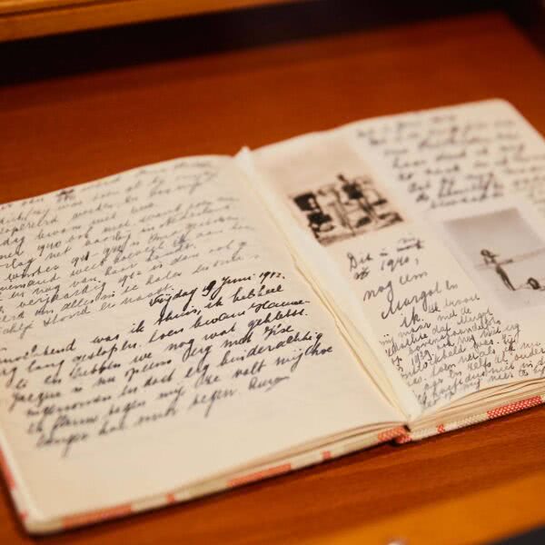 See Every Page Of Anne Franks Original Diary From Cover To Cover In 14 Seconds