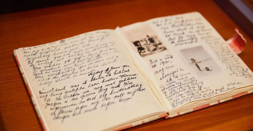 anne-franks-diary-opened