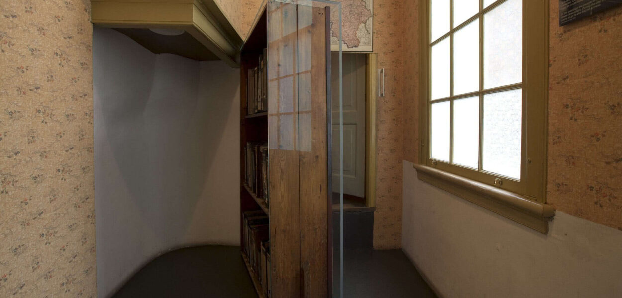 secret-annex-bookshelve-door-anne-frank