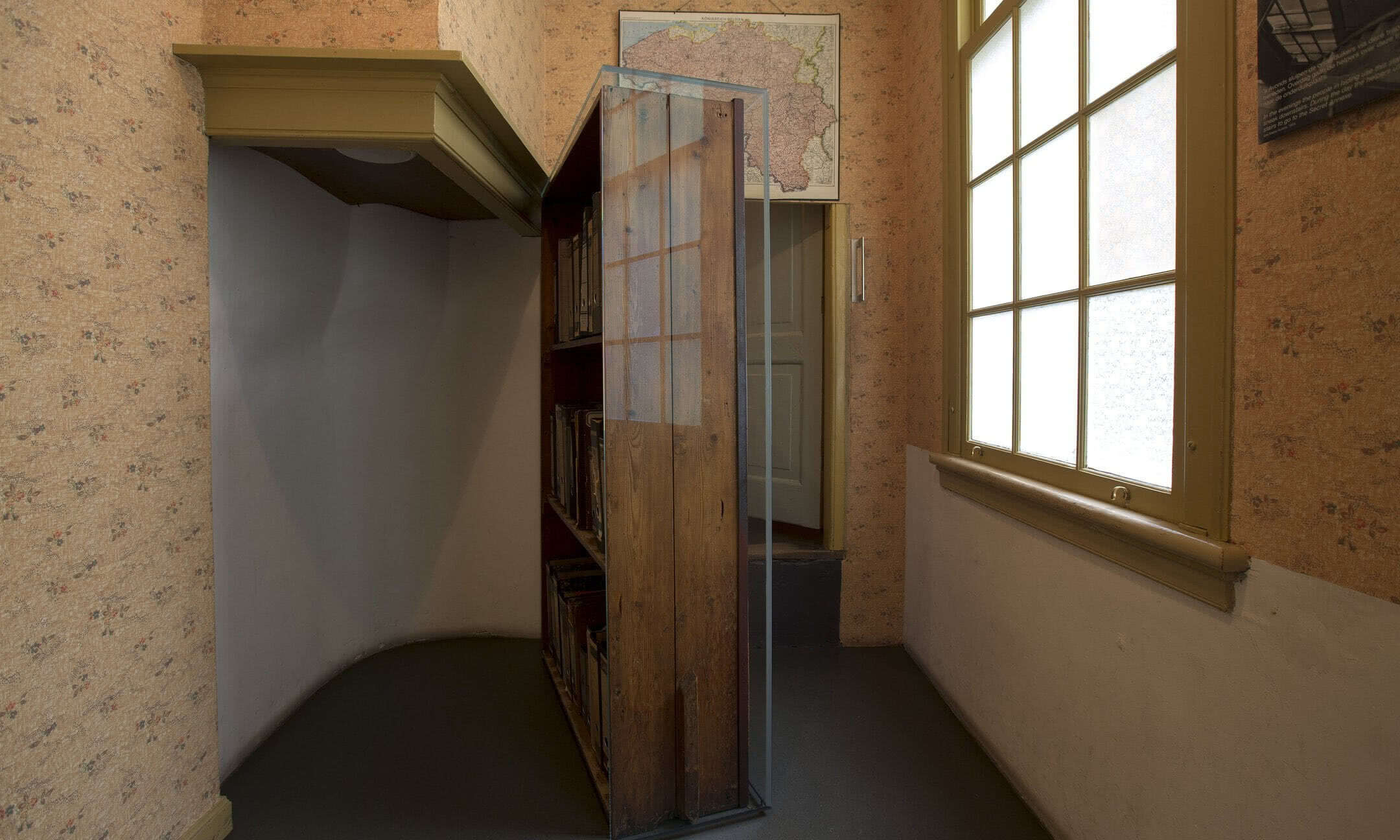 secret-annex-bookshelve-door-anne-frank