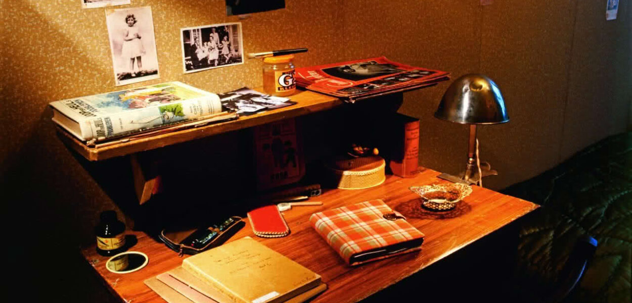 secret-annex-desk-anne-frank