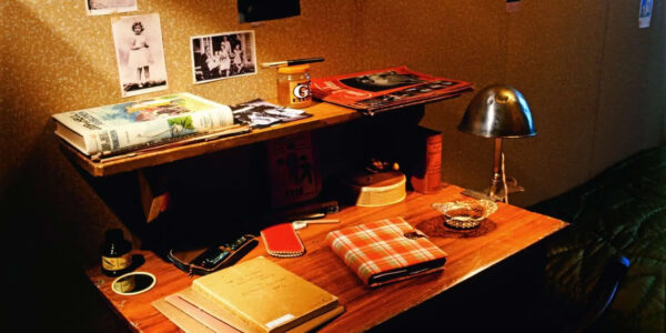 secret-annex-desk-anne-frank
